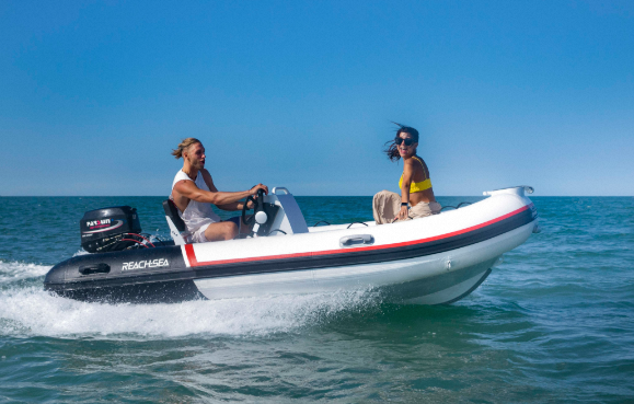 Kenmerken van een klein jacht voegen ribboot toe