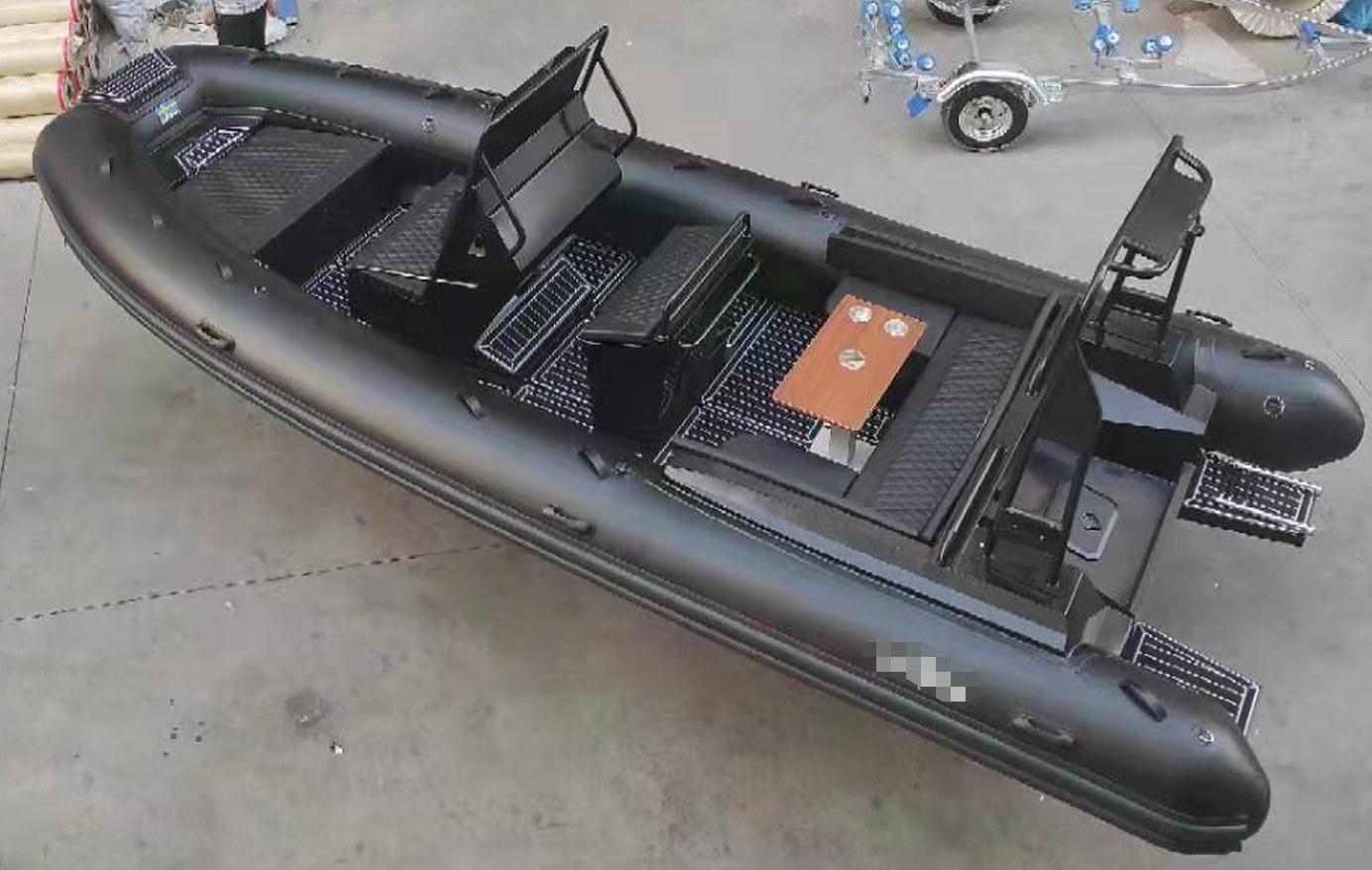 Als de RIB-boot nog steeds vaak ronddraait nadat de motormontagehoek is aangepast, kunnen de volgende redenen hiervoor verantwoordelijk zijn